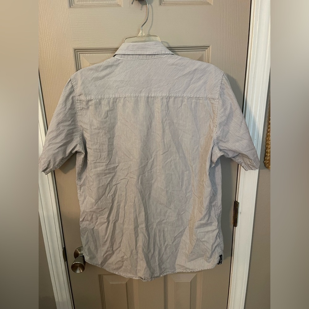 Billabong men’s striped short sleeve button down with pockets.​ - Picture 6 of 7